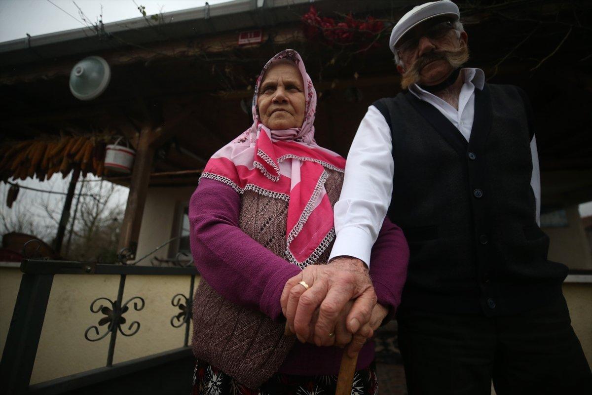 Düzce'de hastalıktan gözlerini kaybeden eşine sevgisiyle ışık oldu