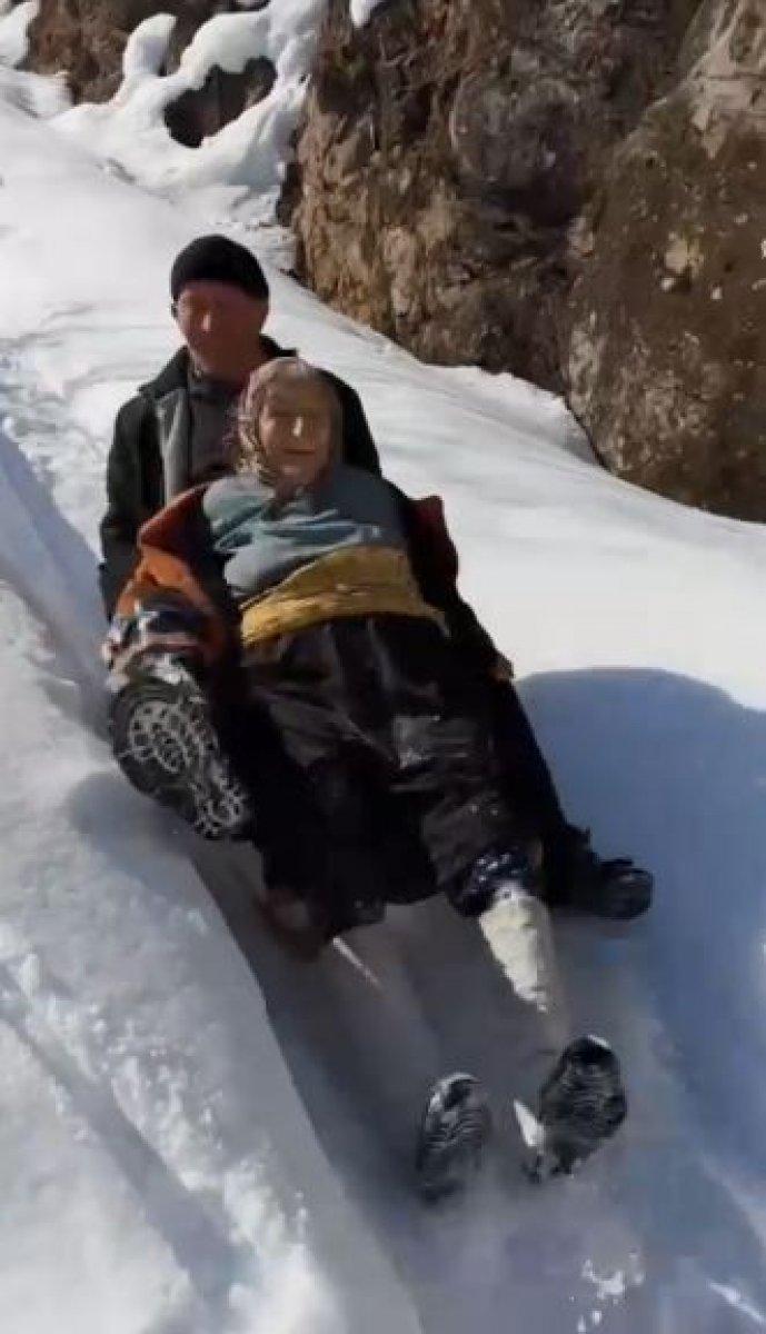 Artvin’de 95 yaşındaki Saadet Nine’nin eğlenceli halleri