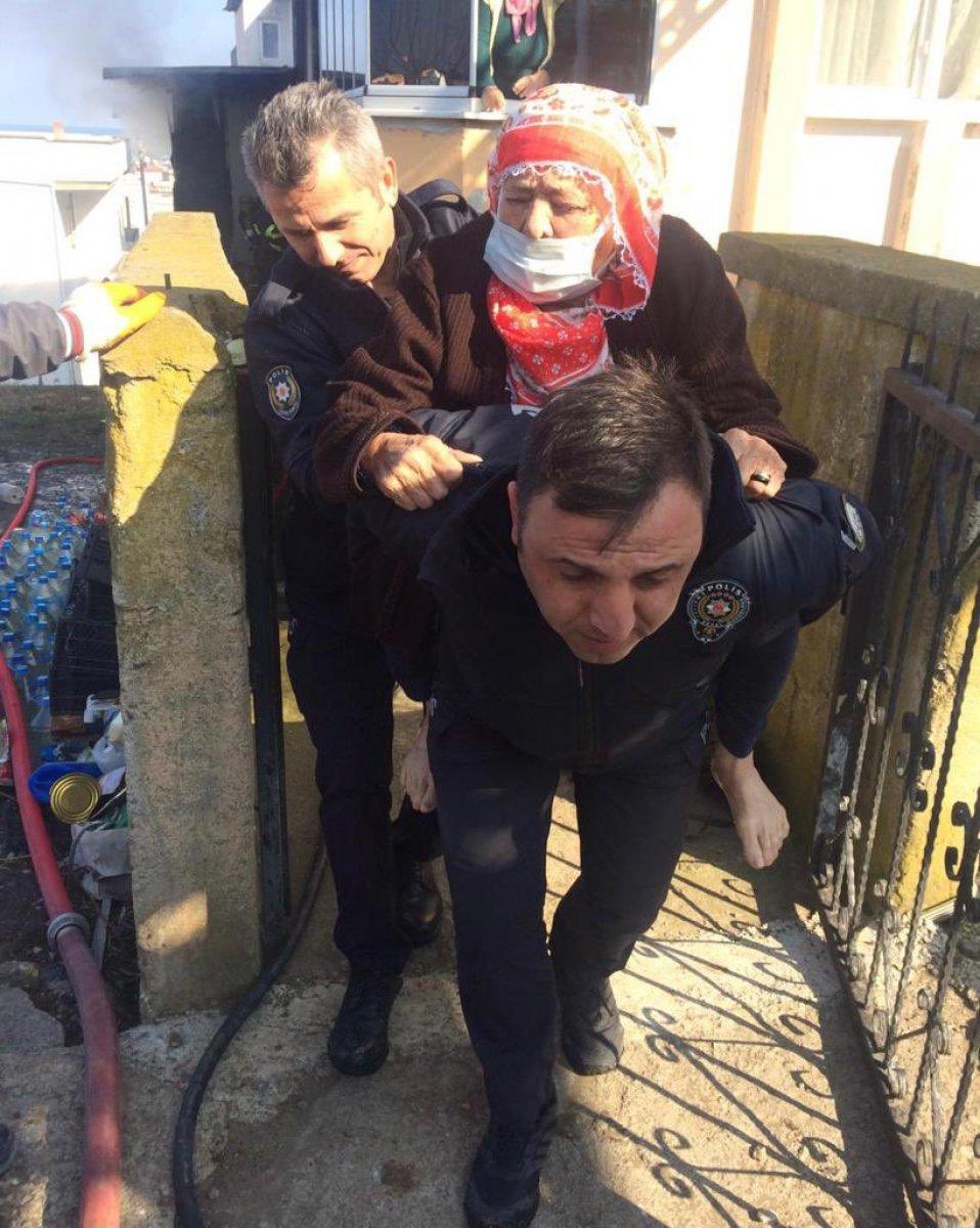 EGM paylaştı: Kahraman polisimiz alevlerin arasından sırtında çıkardı