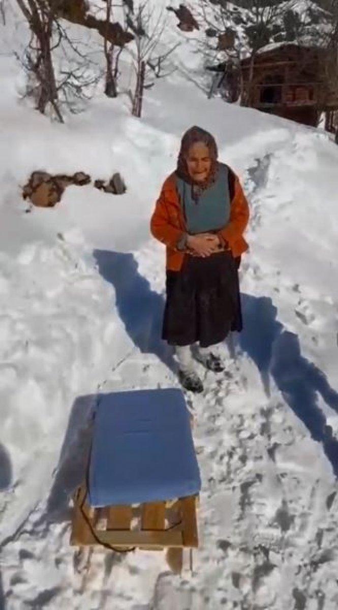 Artvin’de 95 yaşındaki Saadet Nine’nin eğlenceli halleri