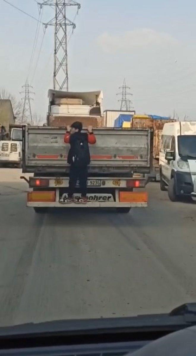 Bursa'da bir öğrenci, okula giden en tehlikeli yolu tercih etti