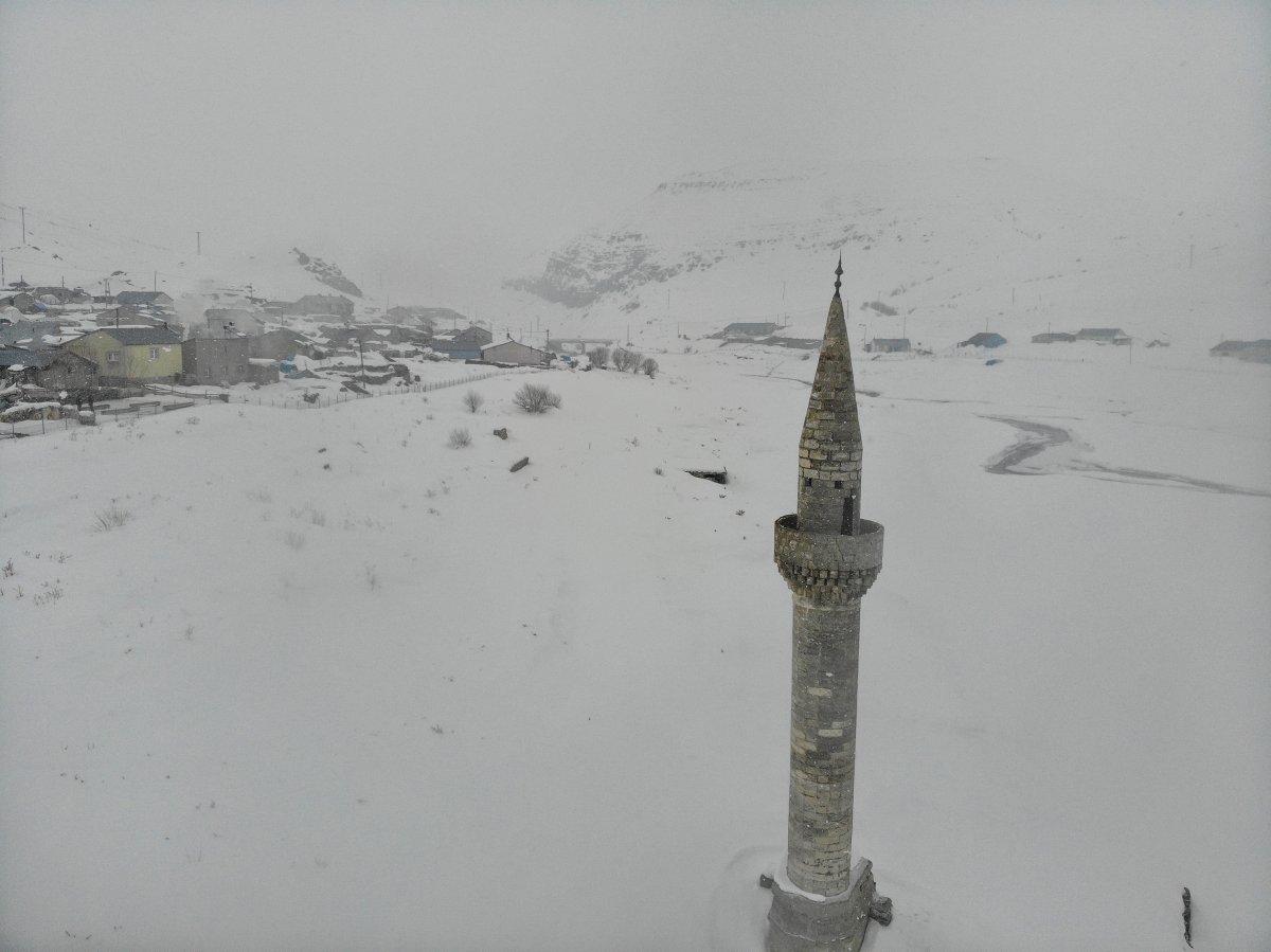 Ağrı'da sular altında kalan cami havadan görüntülendi