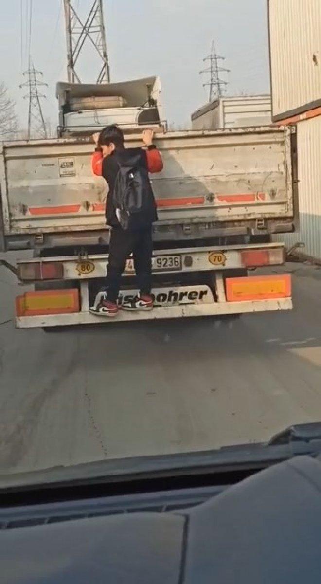 Bursa'da bir öğrenci, okula giden en tehlikeli yolu tercih etti