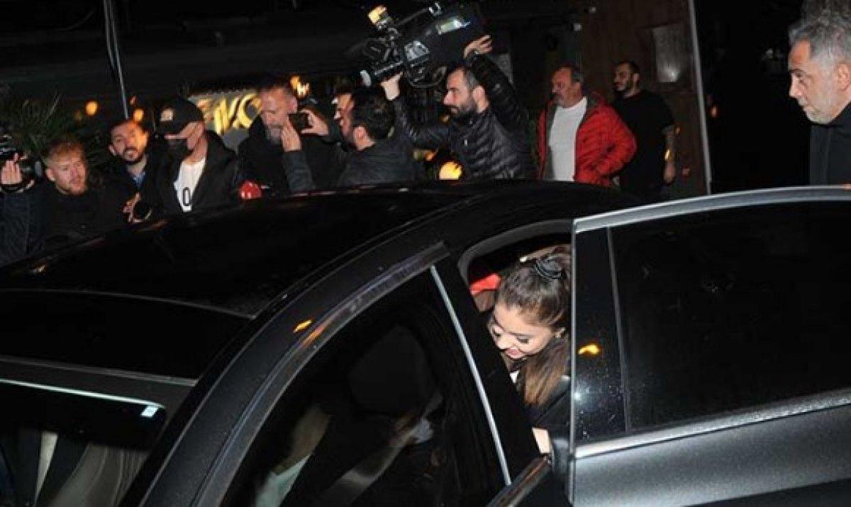 Özcan Deniz genç sevgilisiyle görüntülendi