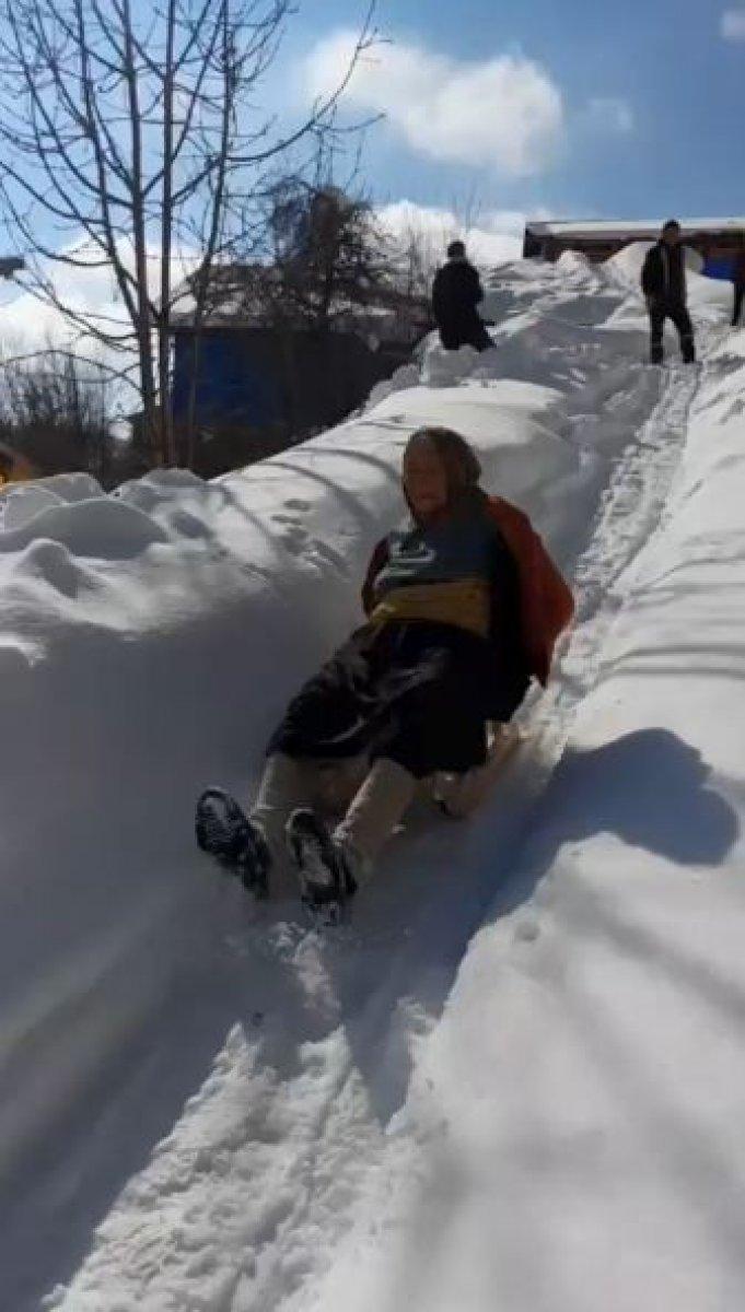 Artvin’de 95 yaşındaki Saadet Nine’nin eğlenceli halleri