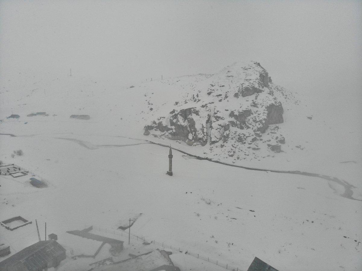 Ağrı'da sular altında kalan cami havadan görüntülendi