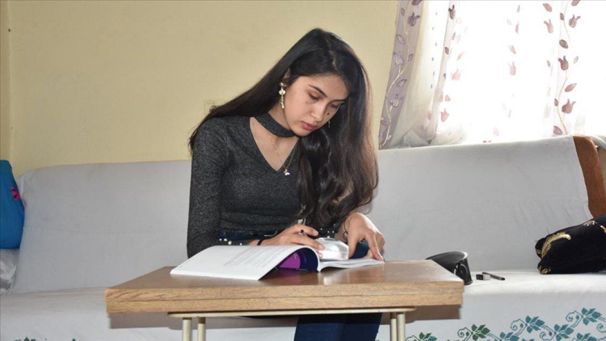 Hakkarili Nazlıcan, mercekle ders çalışarak azmiyle üniversiteli oldu
