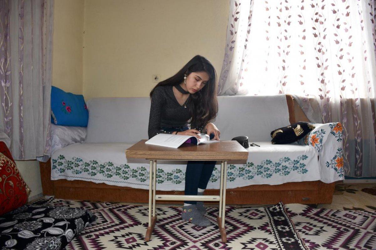 Hakkarili Nazlıcan, mercekle ders çalışarak azmiyle üniversiteli oldu