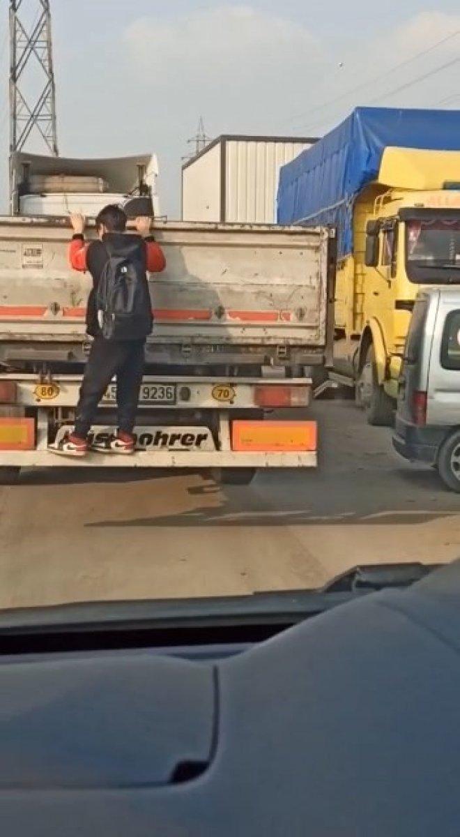 Bursa'da bir öğrenci, okula giden en tehlikeli yolu tercih etti