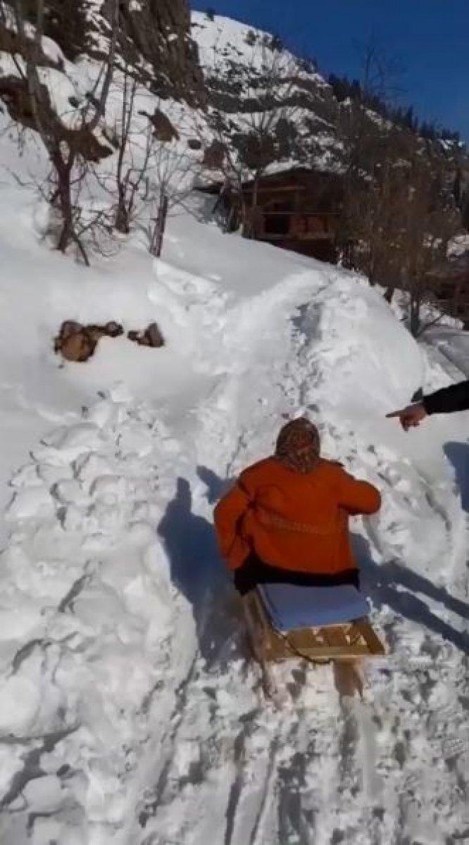 Artvin’de 95 yaşındaki Saadet Nine’nin eğlenceli halleri