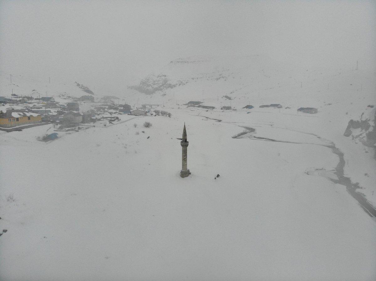 Ağrı'da sular altında kalan cami havadan görüntülendi