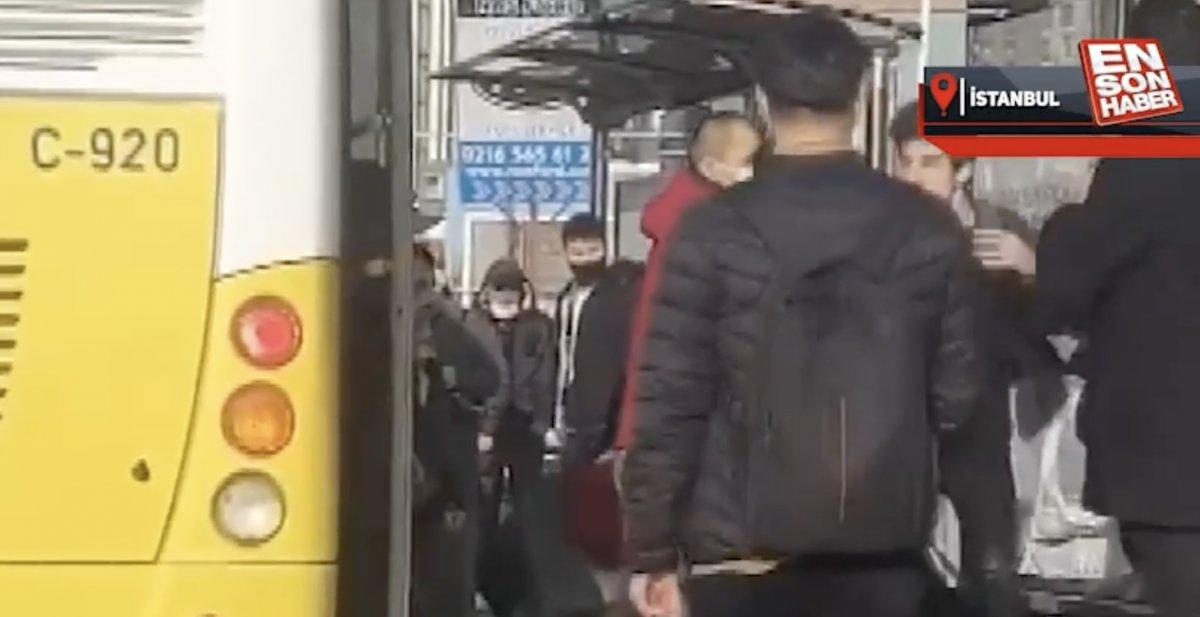 Maltepe'de otobüs durağında kavga