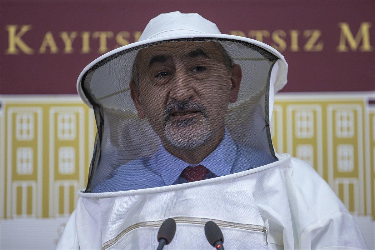 CHP'li Mustafa Adıgüzel TBMM'de arıcı kıyafetiyle konuştu