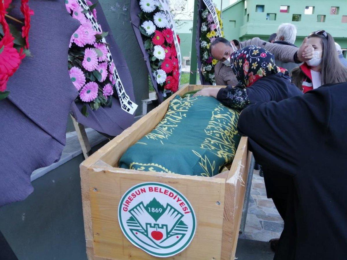 Annesi, Sıla'nın tabutuna sarılarak gözyaşı döktü