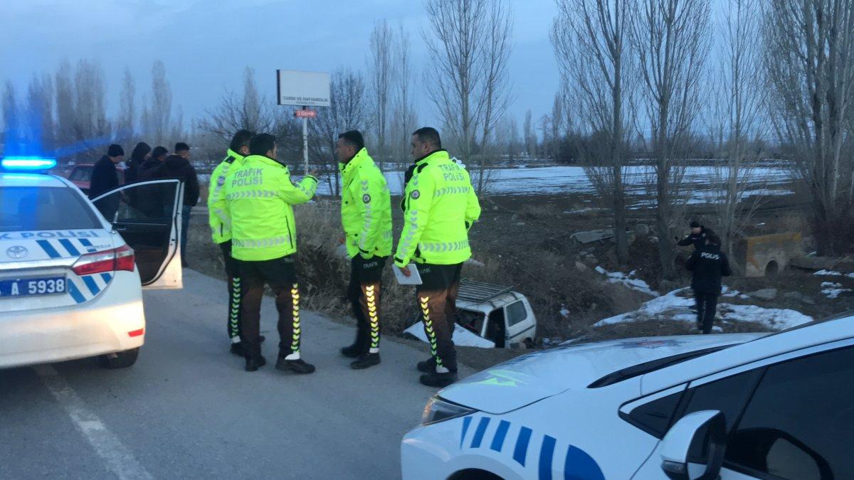 Erzincan'da araçta sıkışan sürücü itfaiye ekiplerince kurtarıldı