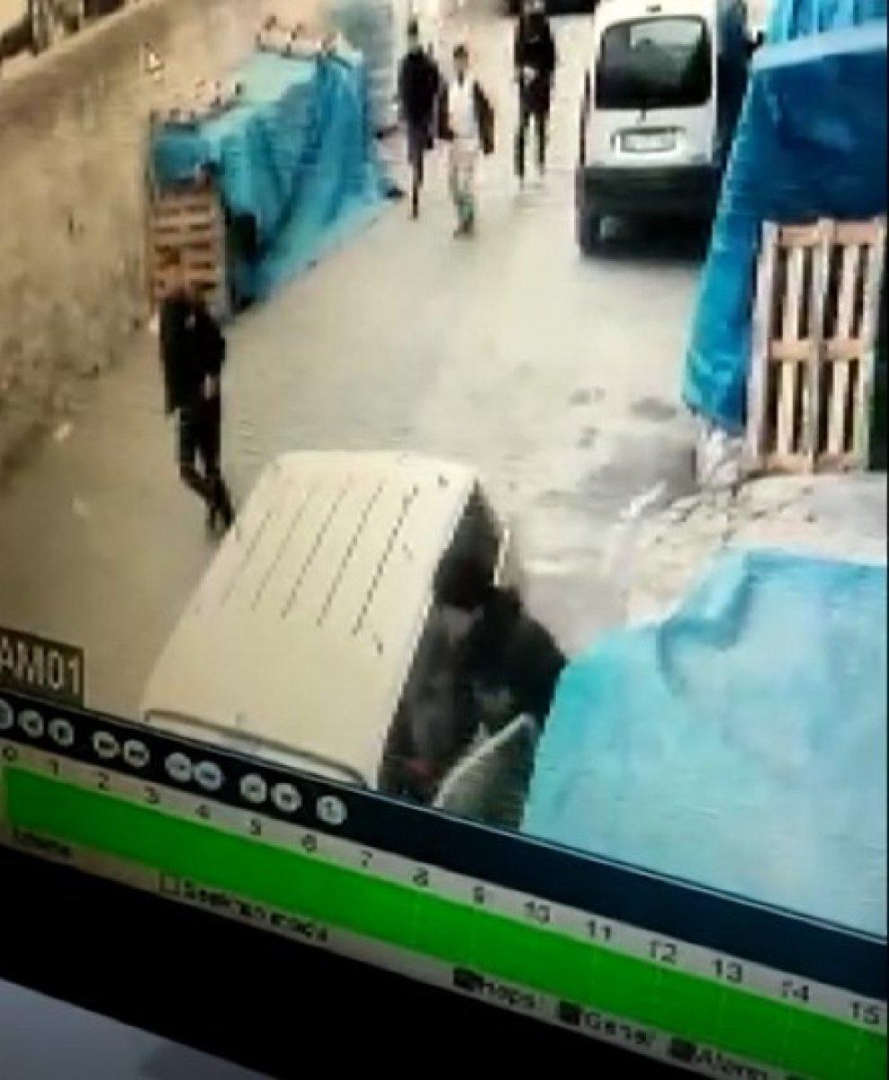 Gaziantep'teki hırsız, suç üstündeyken market çalışanıyla göz göze geldi