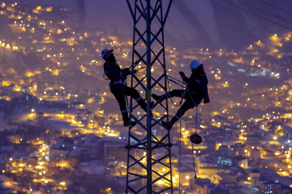 Hakkari'de dağların zirvelerinde elektrik arızalarını gideren iki kadın