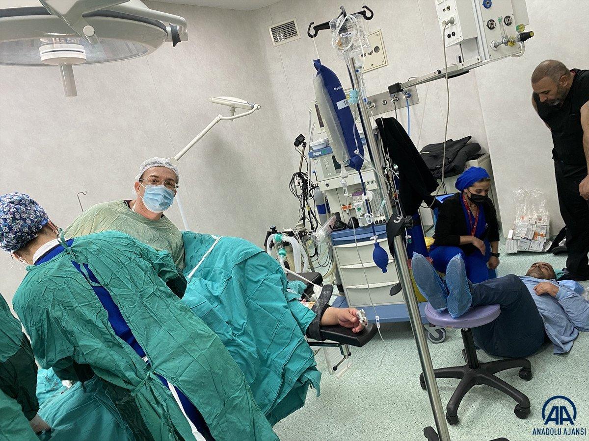 Antalya’da doğuma giren baba heyecandan bayıldı