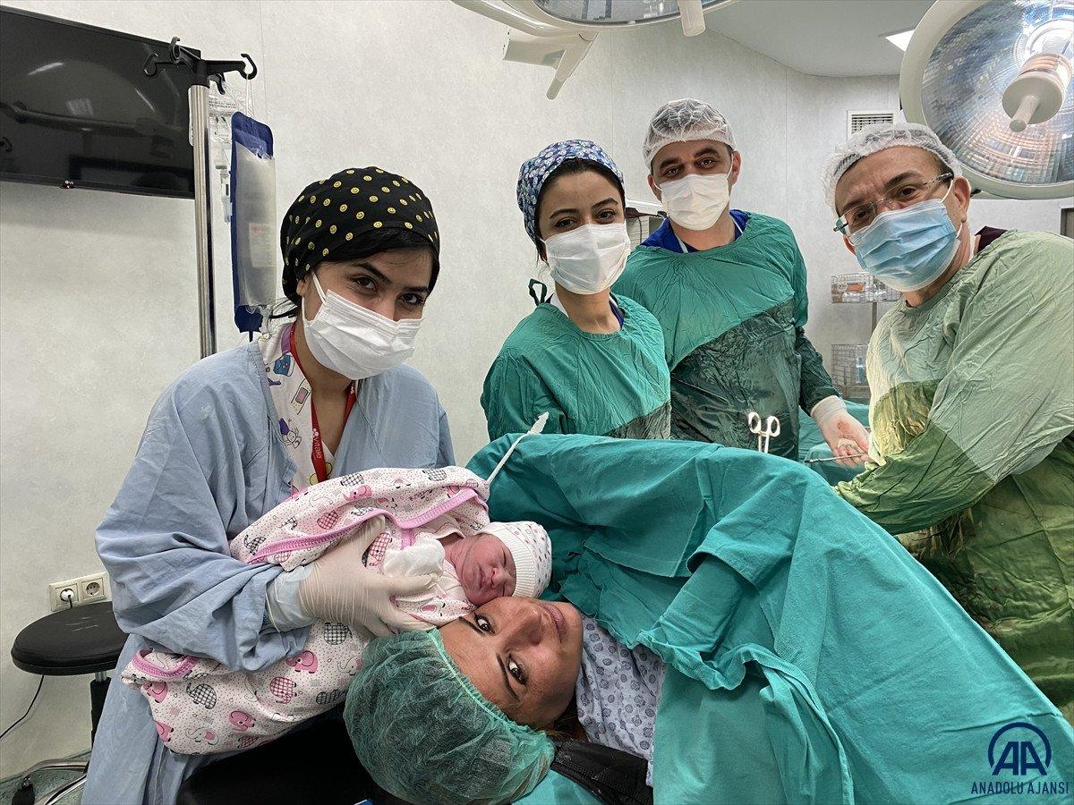 Antalya’da doğuma giren baba heyecandan bayıldı