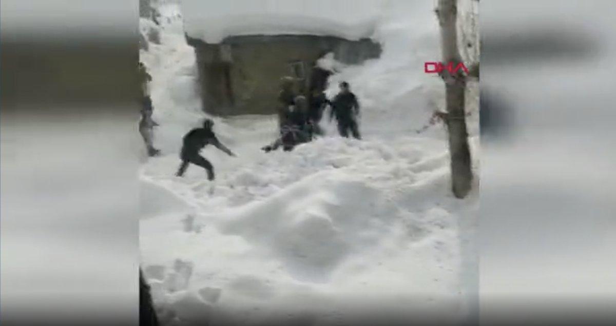 Hakkari'de elektrik sayacı taramasında kavga çıktı