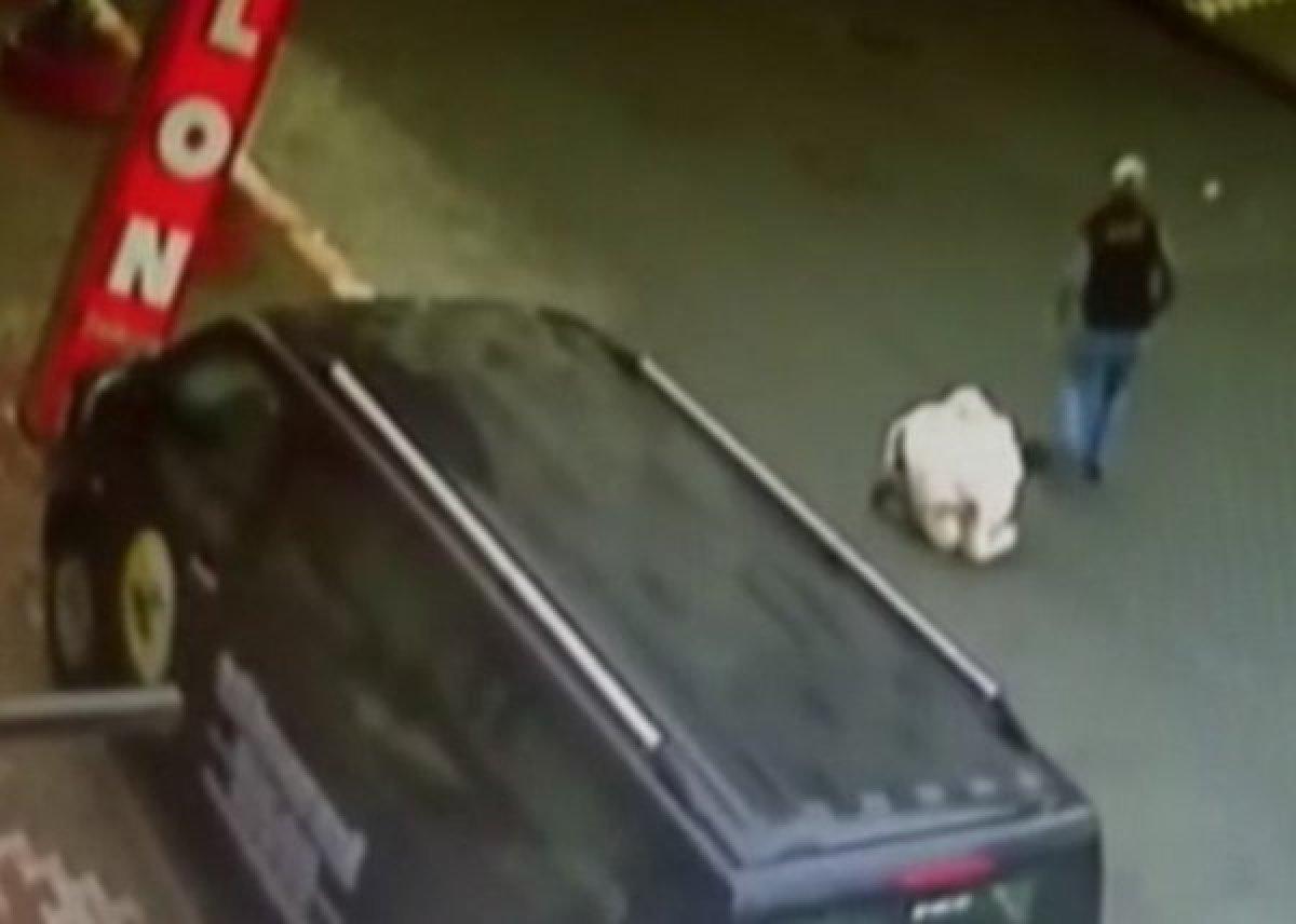 Esenyurt’ta, kağıt toplayıcıları sopayla dövüp falçatayı kafasına sapladı