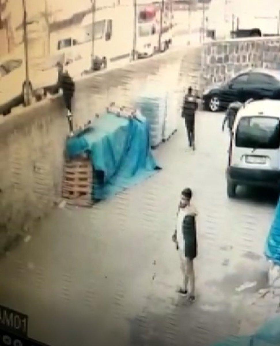 Gaziantep'teki hırsız, suç üstündeyken market çalışanıyla göz göze geldi