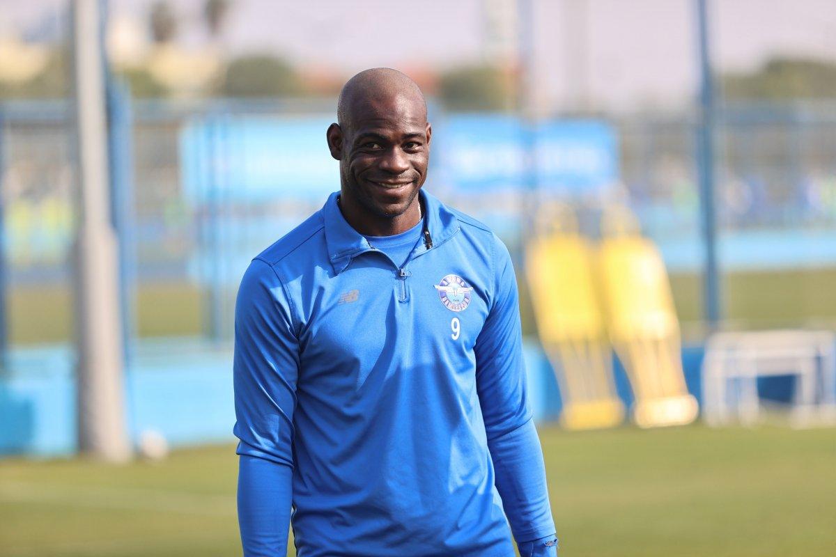 Mario Balotelli saçlarını kazıttı