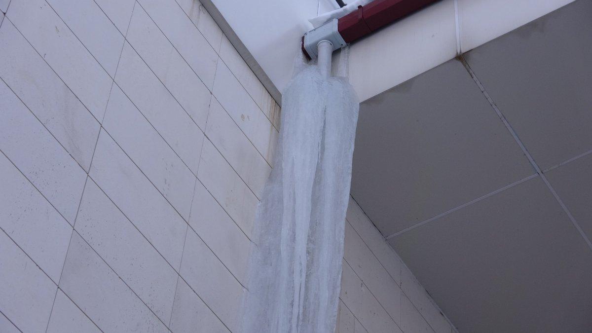 Ardahan'da benzinli araçlar soğuktan dondu