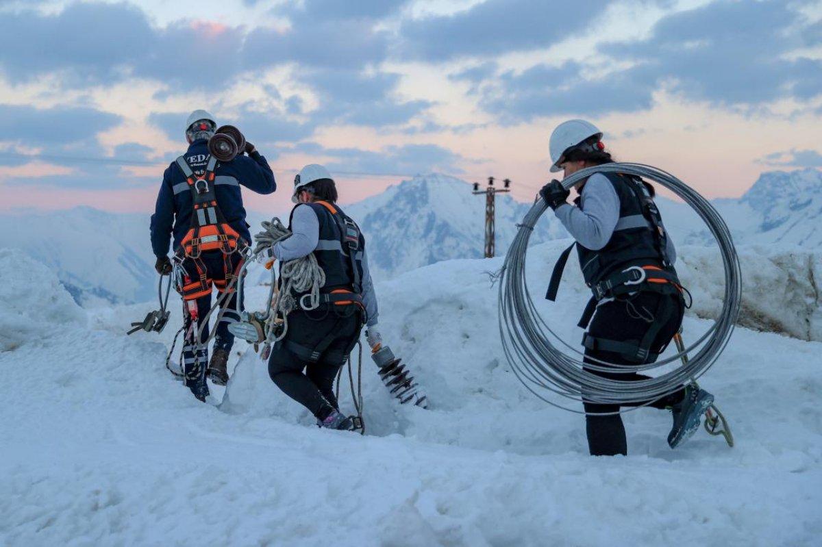 Hakkari'de dağların zirvelerinde elektrik arızalarını gideren iki kadın