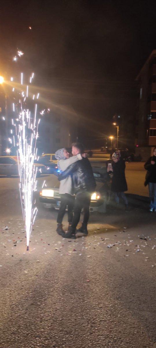 Karabük'te yan yana dizdiği 30 araç ile evlilik teklifi yaptı