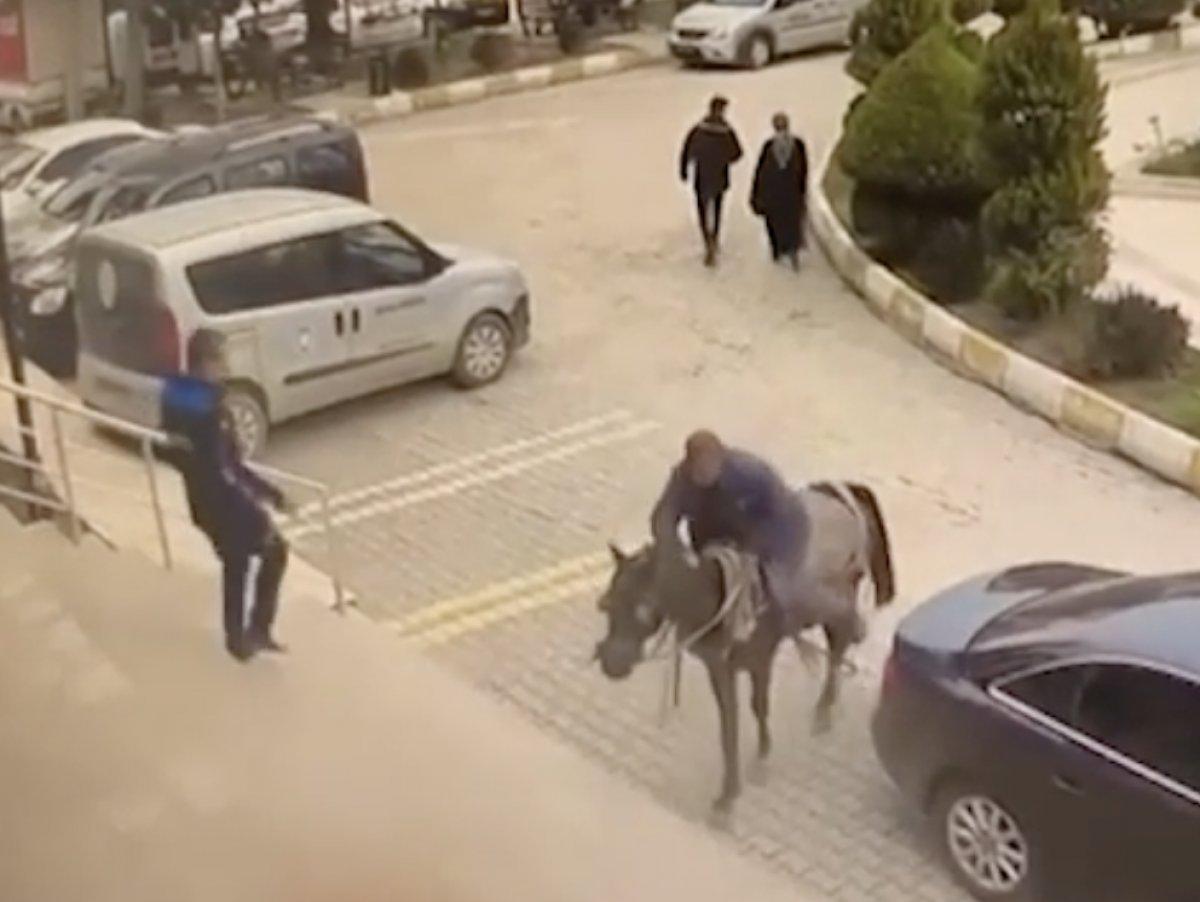 Hatay'da atıyla belediyeye girmeye çalıştı