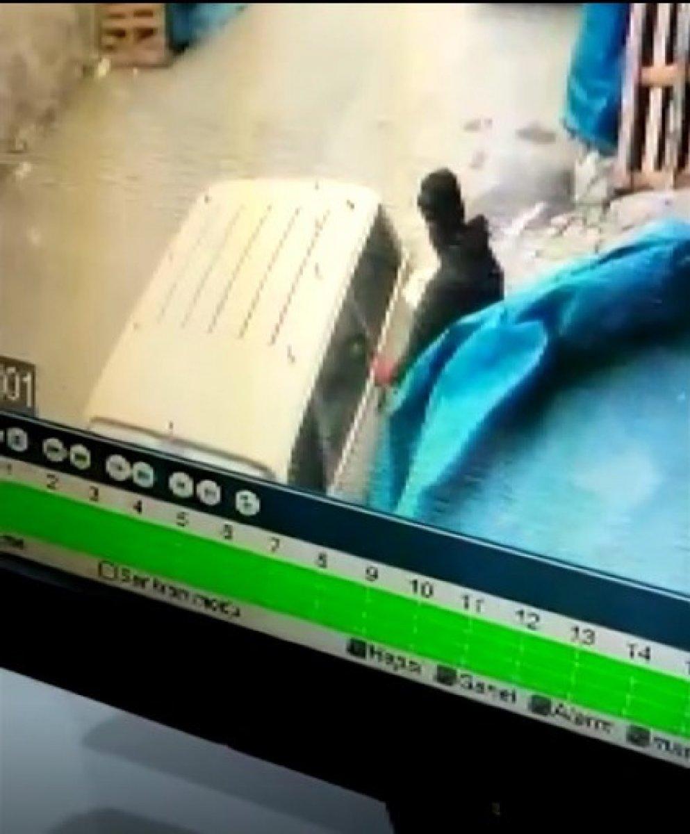 Gaziantep'teki hırsız, suç üstündeyken market çalışanıyla göz göze geldi