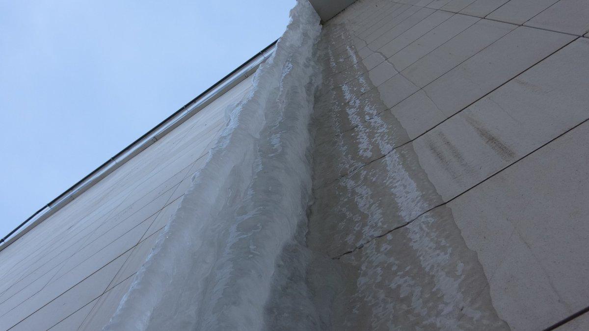 Ardahan'da benzinli araçlar soğuktan dondu