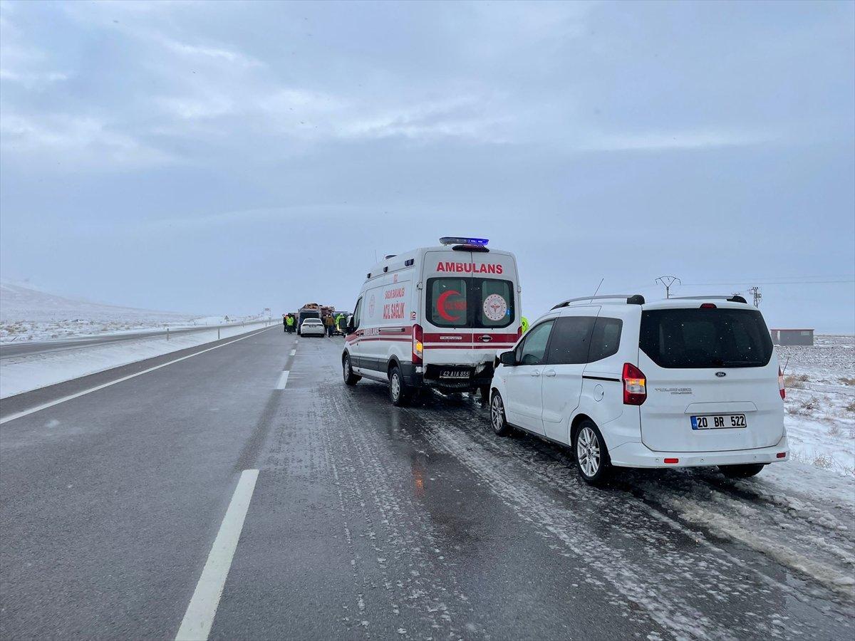 Konya'da tur otobüsü devrildi: Ölü ve yaralılar var