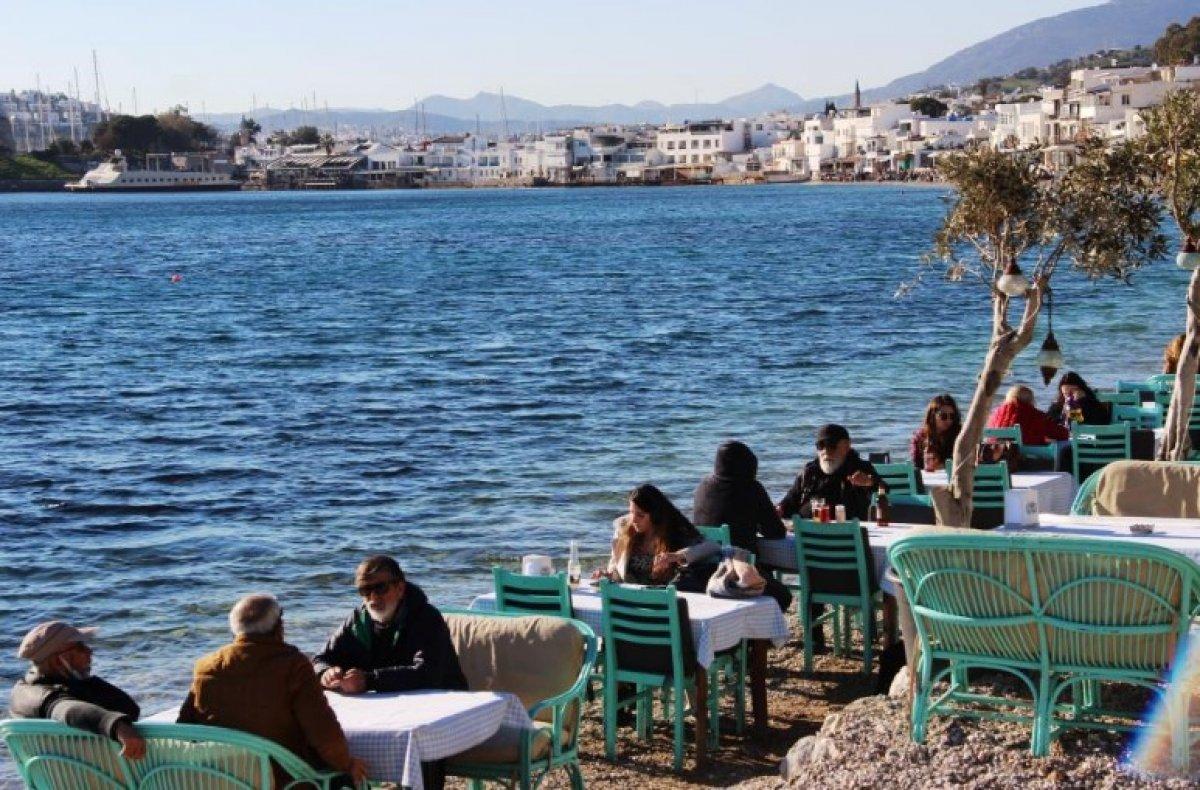 Bodrum'da sıcak havayı gören denize koştu