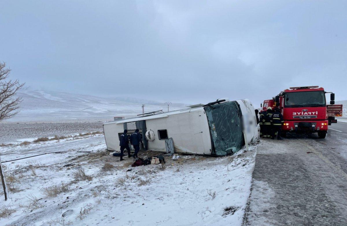 Konya'da tur otobüsü devrildi: Ölü ve yaralılar var