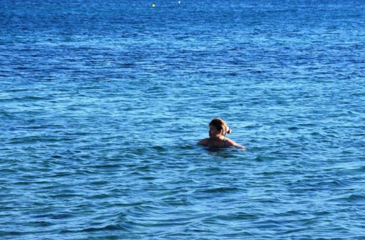 Bodrum'da sıcak havayı gören denize koştu