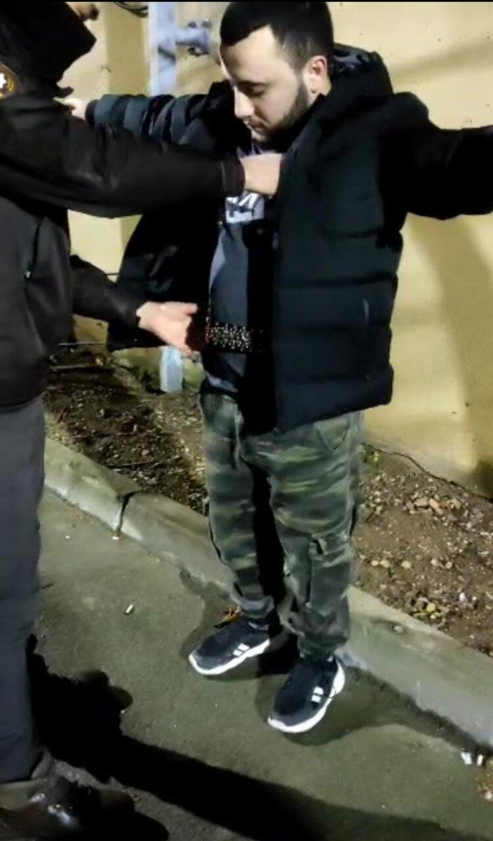 Başakşehir'de durdurulan bir kişinin üzerinden kılıç çıktı