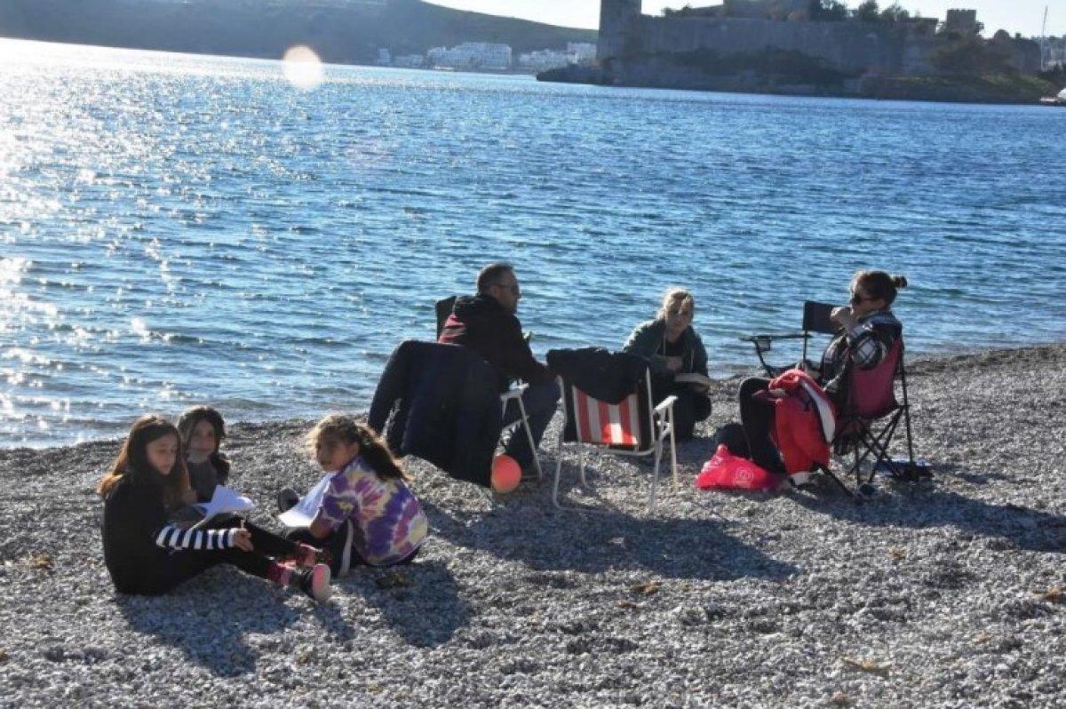 Bodrum'da sıcak havayı gören denize koştu