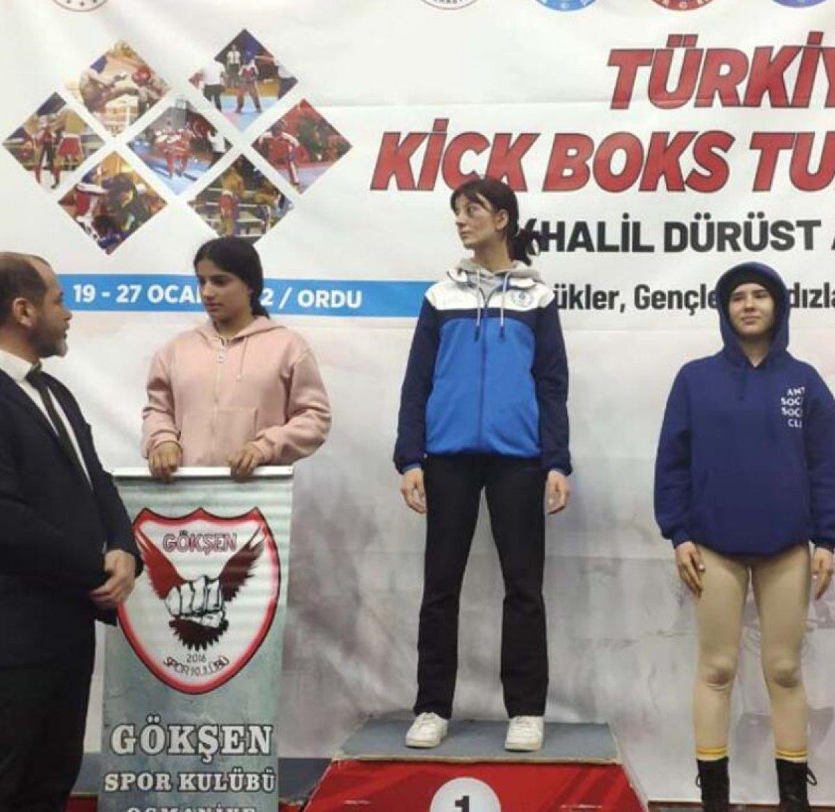 Konya'da 'yapamazsın' diyenlere inat kick boks şampiyonu oldu