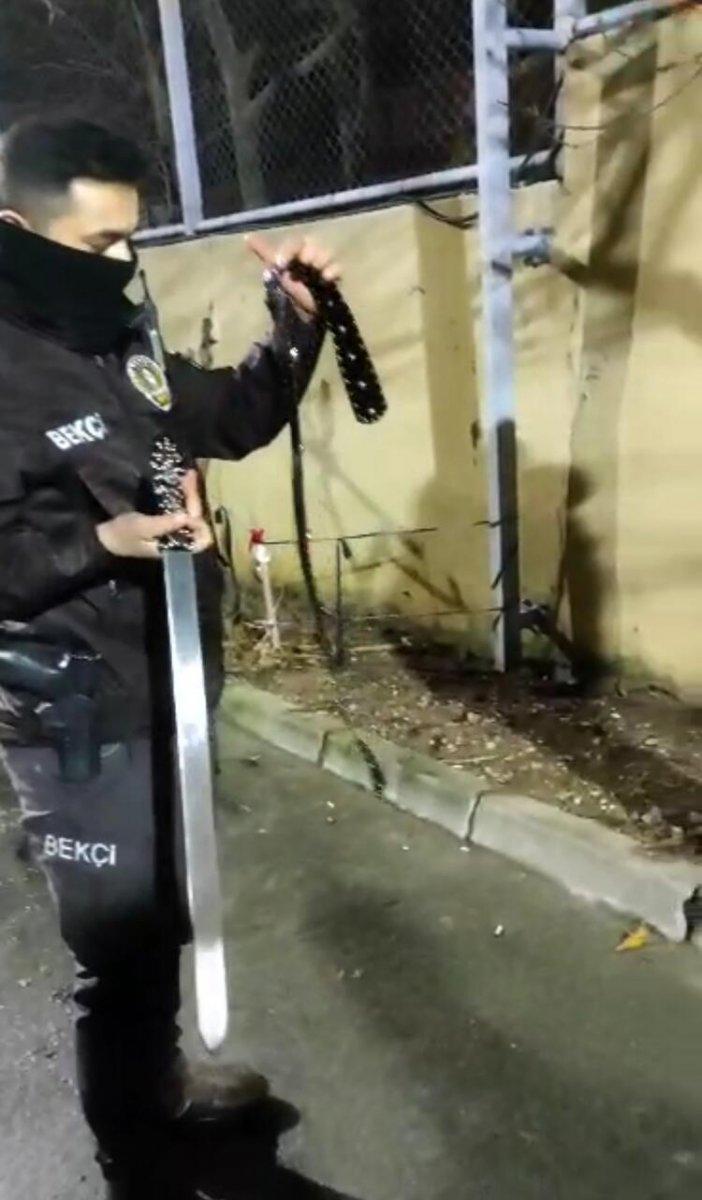 Başakşehir'de durdurulan bir kişinin üzerinden kılıç çıktı