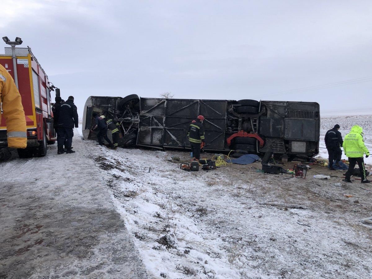 Konya'da tur otobüsü devrildi: Ölü ve yaralılar var