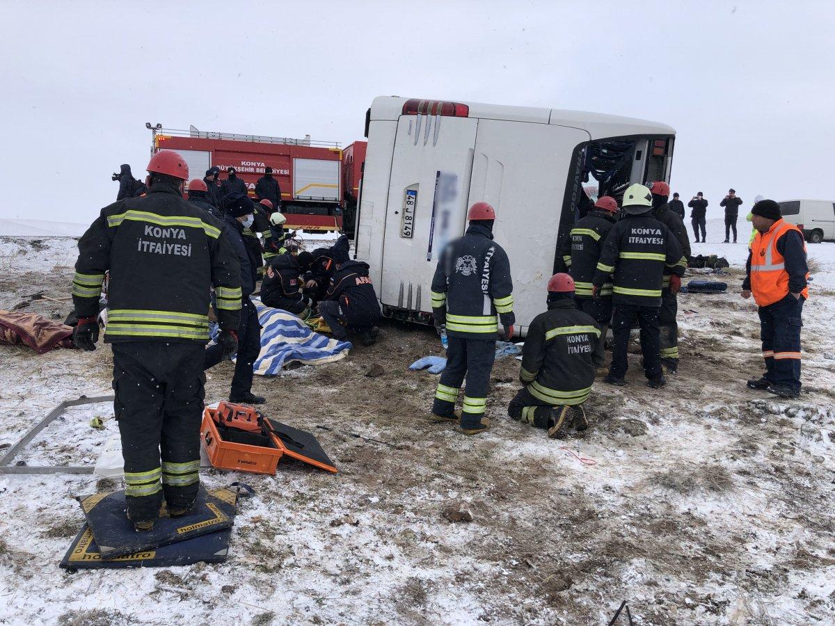 Konya'da tur otobüsü devrildi: Ölü ve yaralılar var