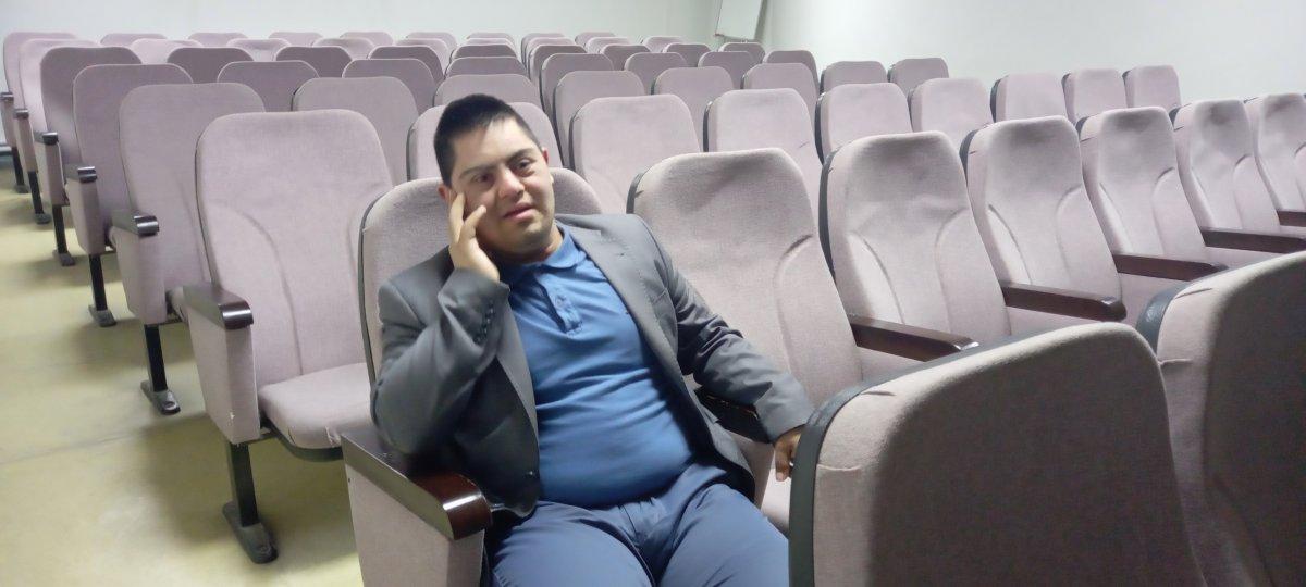 Bitlis'teki down sendromlu genç, dengbejlik yapıyor