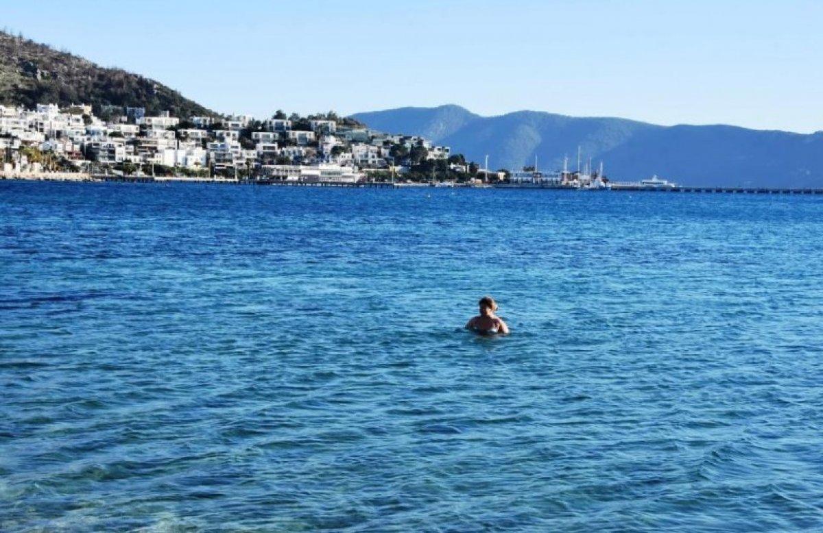 Bodrum'da sıcak havayı gören denize koştu