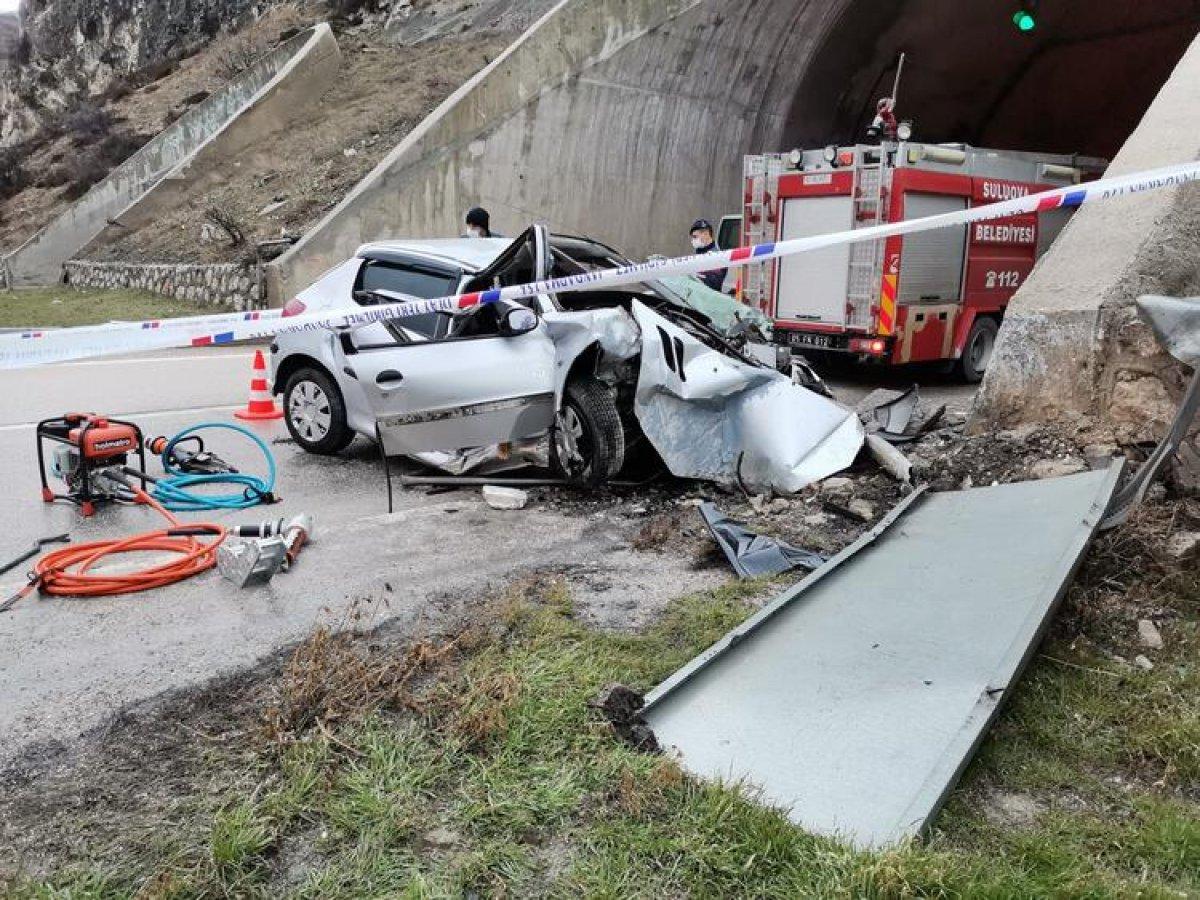 Amasya’da otomobil tünelin girişinde beton duvara çarptı. 2 ölü