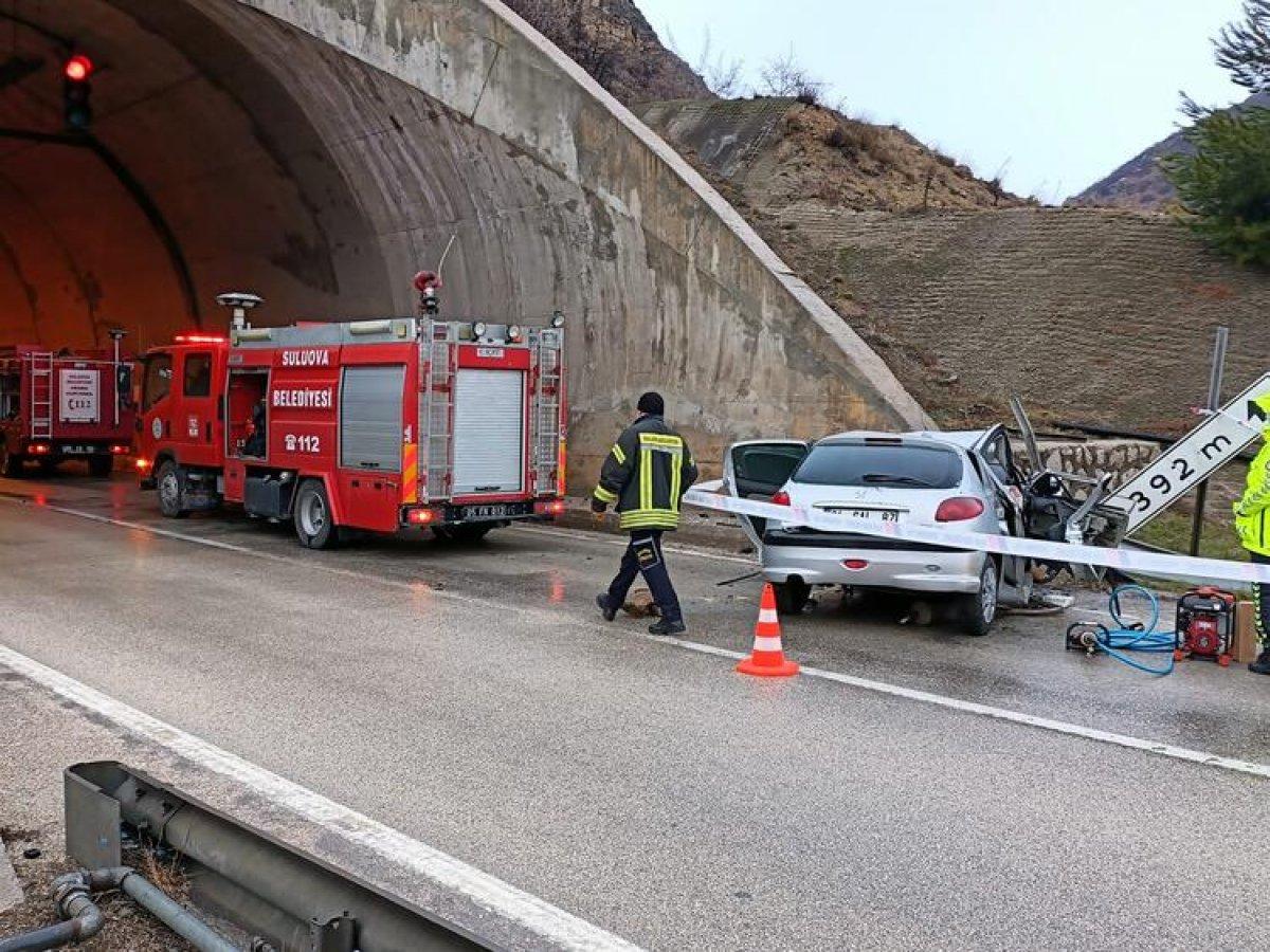 Amasya’da otomobil tünelin girişinde beton duvara çarptı. 2 ölü
