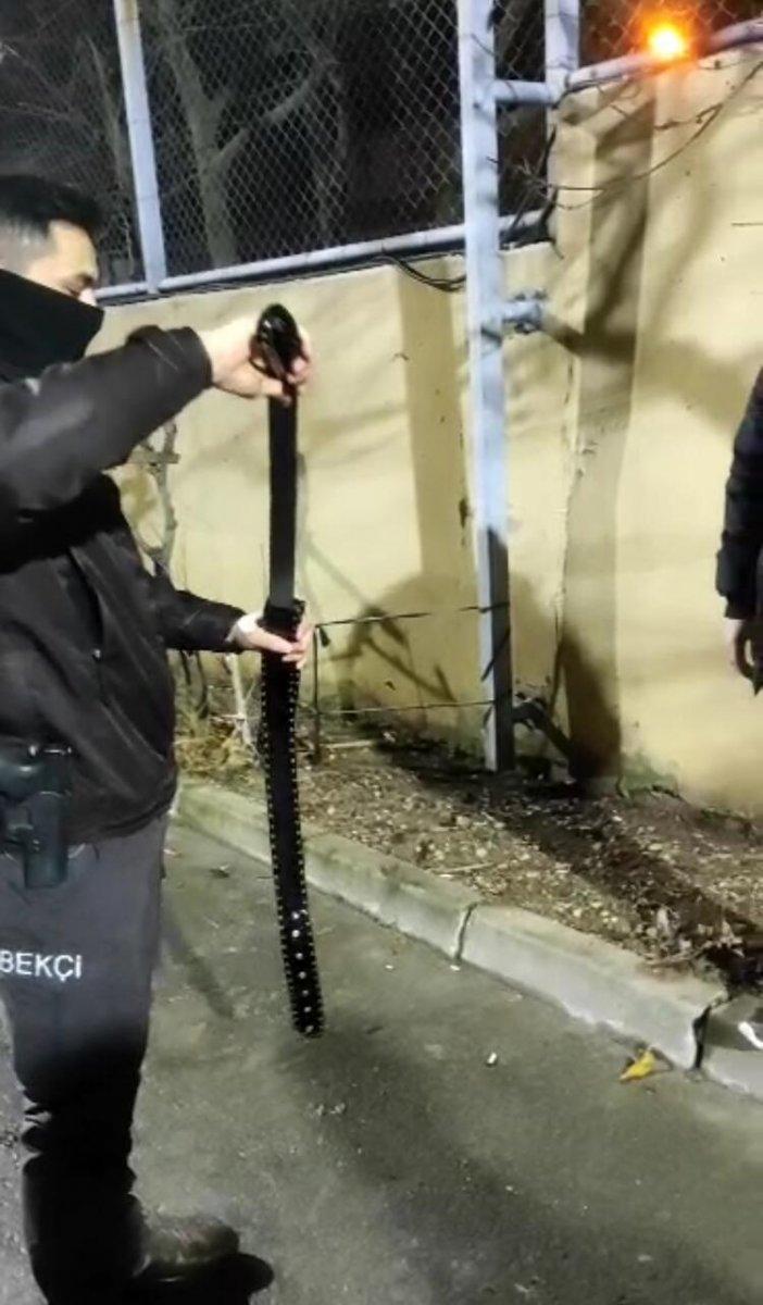 Başakşehir'de durdurulan bir kişinin üzerinden kılıç çıktı