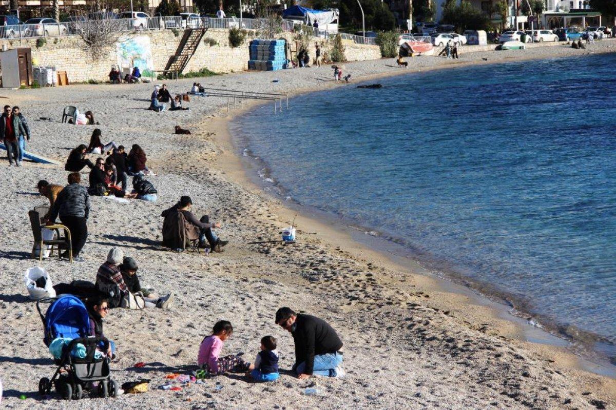 Bodrum'da sıcak havayı gören denize koştu