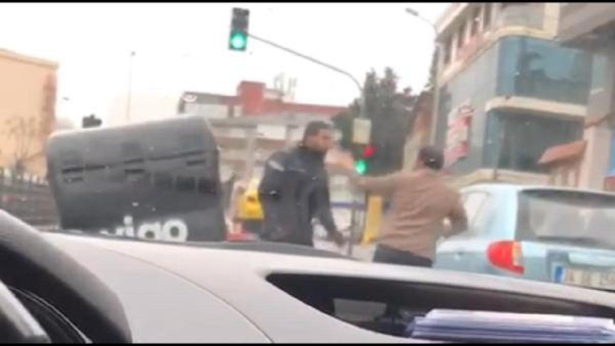 Pendik'te moto kurye otomobil sürücüsüne saldırdı